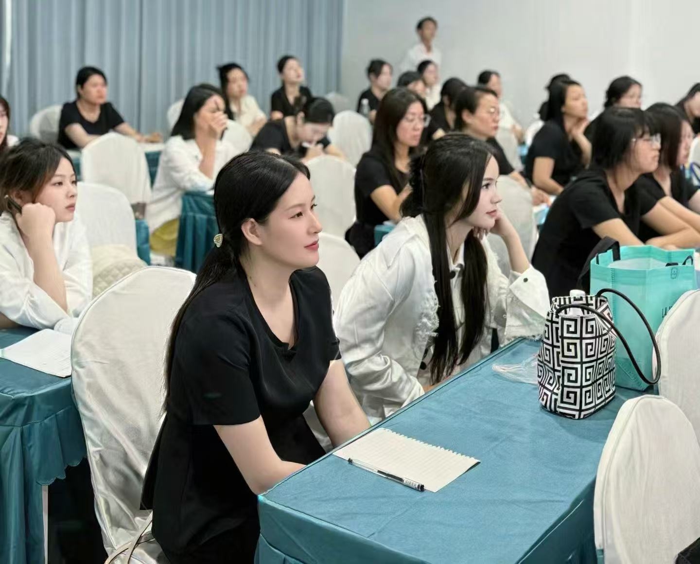 复盘聚力，笃行致远｜铂桄集团&middot;塑颜之光月度全员大会圆满举行